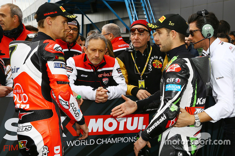 Le poleman Jonathan Rea, Kawasaki Racing, Chaz Davies, Ducati Team dans le Parc Fermé