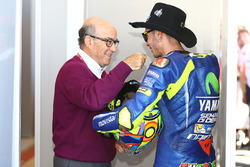 Carmelo Ezpeleta, CEO Dorna Sports, Valentino Rossi, Yamaha Factory Racing