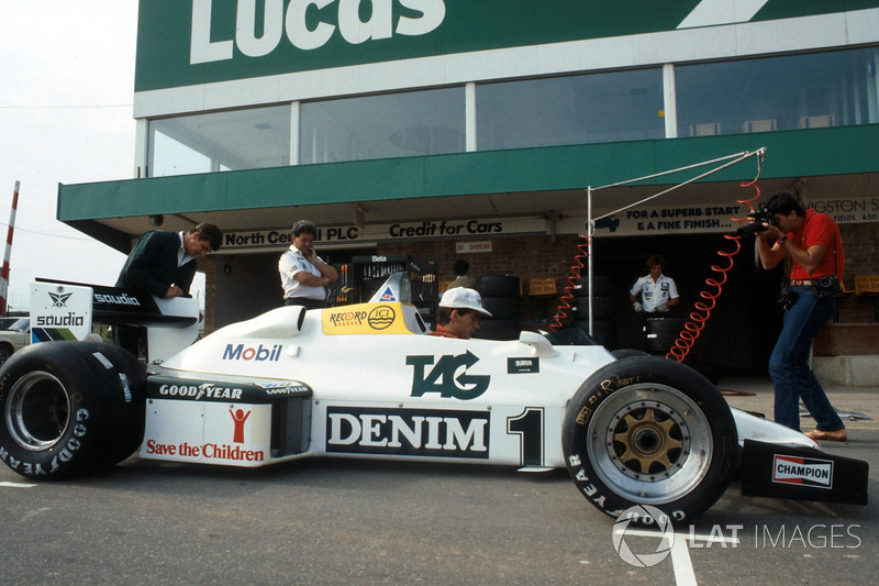 Ayrton Senna, se prepara para dar su primera vuelta en el Williams FW08C