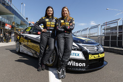 Simona de Silvestro und Renee Gracie, Harvey Norman Supergirls, Nissan