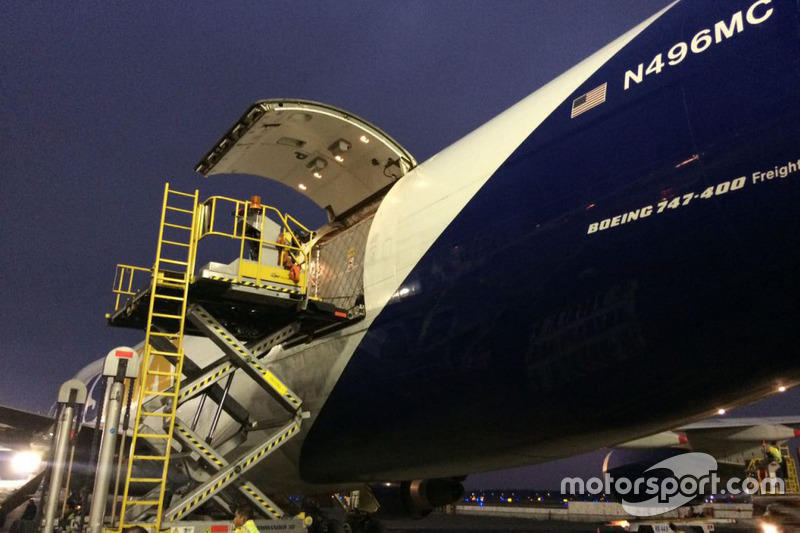 Llegada del equipo de los equipos de F1 en el Boeing 747 de Atlas Air al AICM
