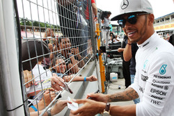 Sieger Lewis Hamilton, Mercedes AMG F1, feiert mit Fans