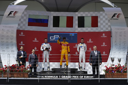 Podio: Il vincitore della gara Antonio Giovinazzi, PREMA Racing, il secondo classificato Sergey Siro