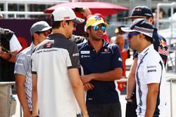 Esteban Gutiérrez, Haas F1 Team con Felipe Nasr, Sauber F1 Team y Felipe Massa, Williams en el desfi