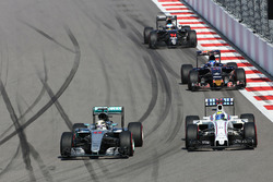 Lewis Hamilton, Mercedes AMG F1 Team W07 y Felipe Massa, Williams FW38 luchan por la posición