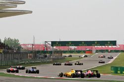 Kevin Magnussen, Renault Sport F1 Team RS16 y Max Verstappen, Scuderia Toro Rosso STR11