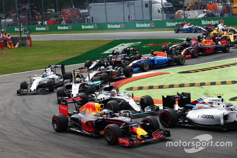 Daniel Ricciardo, Red Bull Racing RB12 y Lewis Hamilton, Mercedes AMG F1 W07 Hybrid al inicio de la 