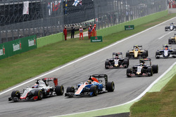 Romain Grosjean, Haas F1 Team VF-16 y Pascal Wehrlein, Manor Racing MRT05
