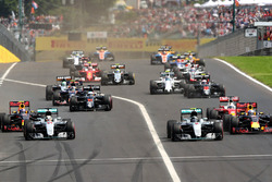 Start: Lewis Hamilton, Mercedes AMG F1 W07 Hybrid; Daniel Ricciardo, Red Bull Racing RB12
