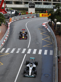 Льюіс Хемілтон, Mercedes AMG F1 W07 Hybrid попереду Даніеля Ріккардо, Red Bull Racing RB12