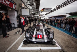 Latihan pit stop untuk #1 Porsche Team Porsche 919 Hybrid