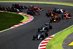 Nico Rosberg, Mercedes AMG F1 W07 Hybrid leads Lewis Hamilton, Mercedes AMG F1 W07 Hybrid, Daniel Ricciardo, Red Bull Racing and the rest of the field at the start