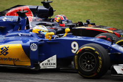 Marcus Ericsson, Sauber C35 et Daniil Kvyat, Scuderia Toro Rosso STR11