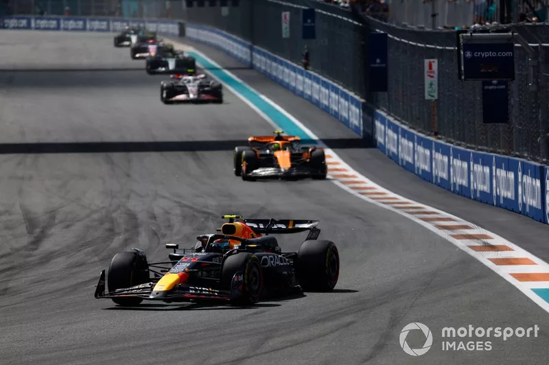 Sergio Perez, Red Bull Racing RB20, Lando Norris, McLaren MCL38, Nico Hulkenberg, Haas VF-24.