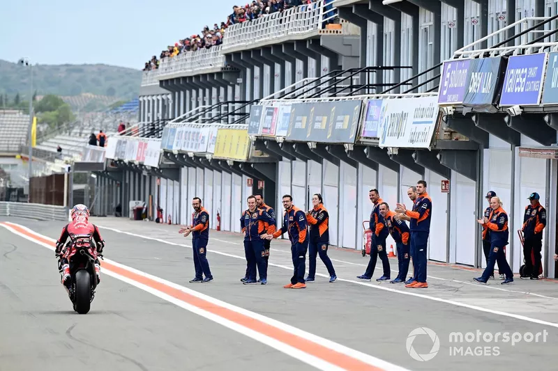 Pedro Acosta, Tech3 GASGAS Factory Racing, si congratula con il team Red Bull KTM Ajo