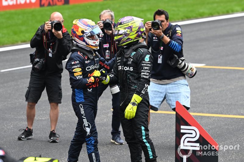 Sergio Perez, Red Bull Racing, 3° posizione, Lewis Hamilton, Mercedes-AMG F1 Team, 2° posizione, si congratulano a vicenda dopo la Sprint Race