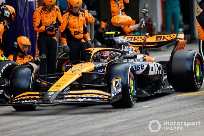 Lando Norris, McLaren MCL38, en el pit lane tras una parada en boxes