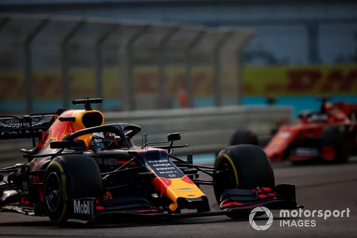 Max Verstappen, Red Bull Racing RB15, precede Sebastian Vettel, Ferrari SF90