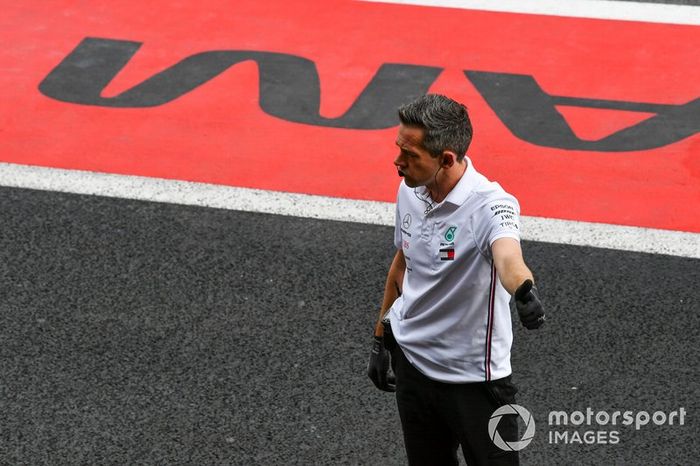 Un mecánico de Mercedes en el pit lane