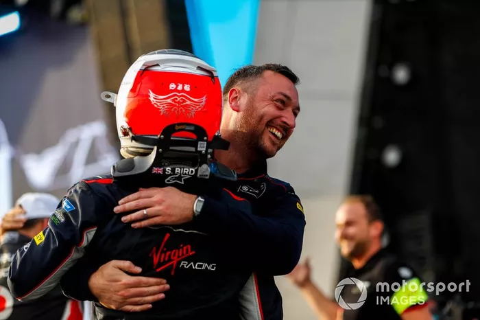 Stephen Lane, Envision Virgin Racing, Ingeniero Senior de Carreras felicita al ganador de la carrera Sam Bird, Virgin Racing 