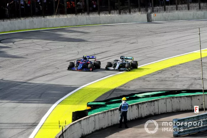 Pierre Gasly, Toro Rosso STR14 y Lewis Hamilton, Mercedes AMG F1 W10 