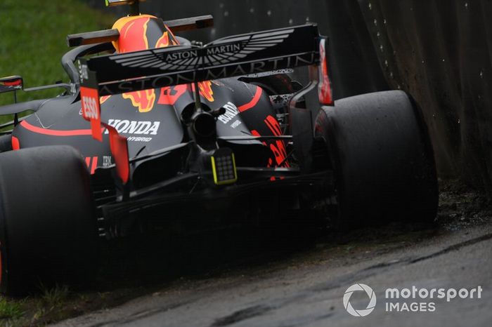 Alexander Albon, Red Bull RB15, choca con la barrera