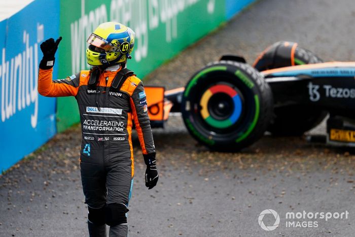Lando Norris, de McLaren, se aleja de su coche tras estrellarse al final de la clasificación