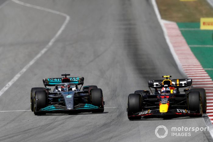 Sergio Pérez, Red Bull Racing RB18, George Russell, Mercedes W13 