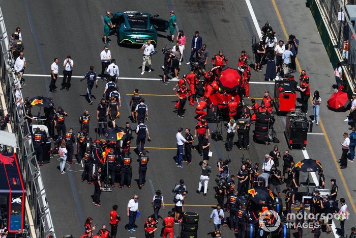 Mecánicos en la parrilla con Charles Leclerc, Ferrari F1-75, Sergio Pérez, Red Bull Racing RB18