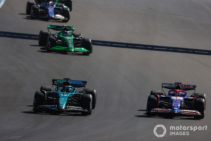 Lance Stroll, Aston Martin AMR24, lucha con Liam Lawson, RB F1 Team VCARB 01