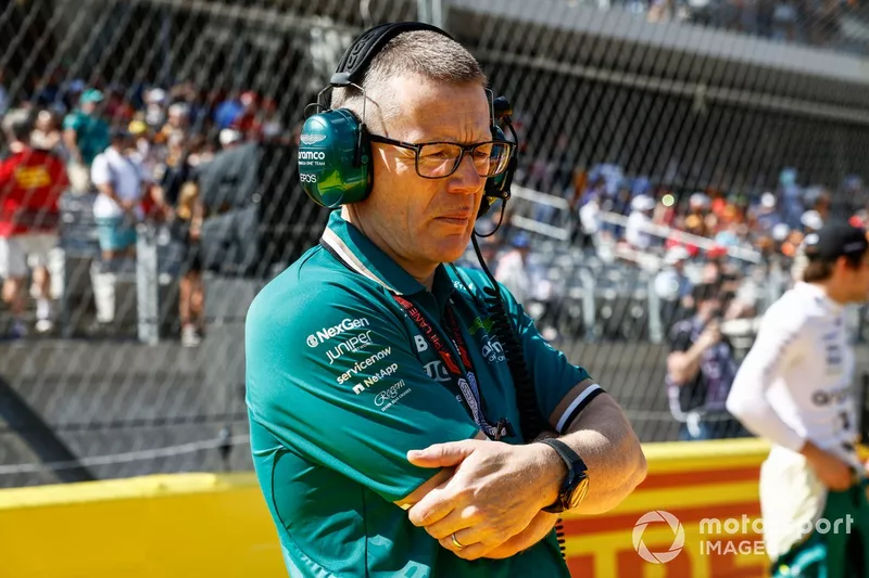 Andy Cowell, Group CEO, Aston Martin F1 Team, on the grid 