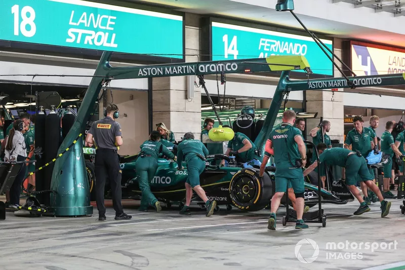 Les mécaniciens poussent Lance Stroll, Aston Martin AMR24, à rentrer dans le garage. 