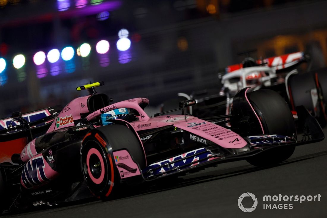 Pierre Gasly, Alpine A524, Kevin Magnussen, Haas VF-24