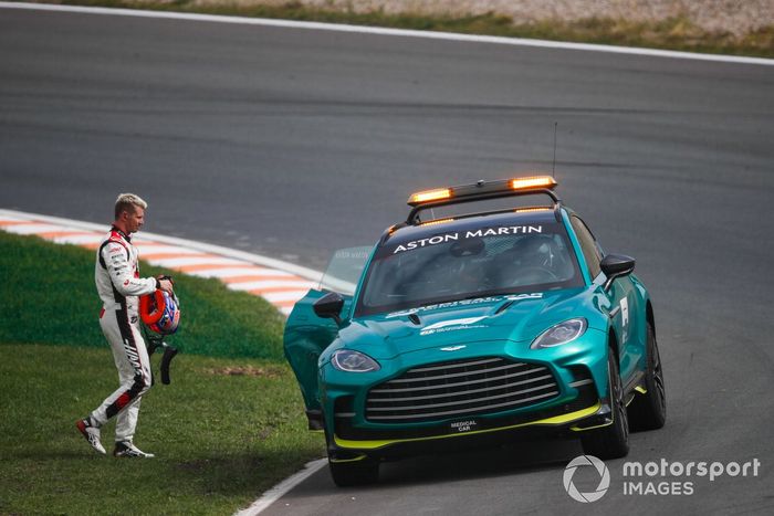 Nico Hulkenberg sube al coche médico