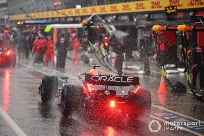 Max Verstappen, Red Bull Racing RB19, en boxes