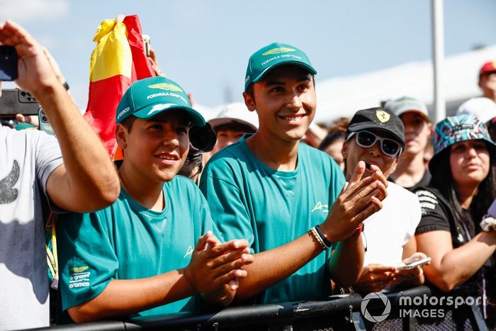 Los fans de Aston Martins ven a Fernando Alonso, Aston Martin, en un escenario