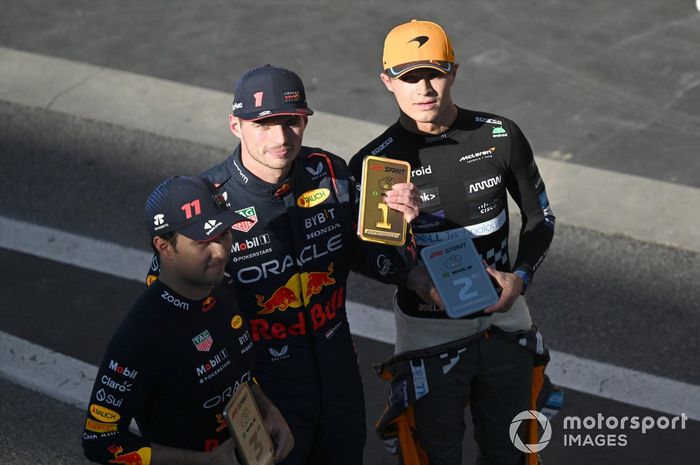 Sergio Pérez, Red Bull Racing, 3ª posición, Max Verstappen, Red Bull Racing, 1ª posición, Lando Norris, McLaren, 2ª posición, con sus trofeos de la carrera Sprint.