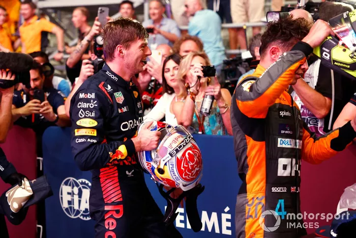 Max Verstappen, Red Bull Racing, 2ª posición y campeón del mundo de pilotos 2023, Lando Norris, McLaren, 3ª posición, en Parc Ferme tras la carrera Sprint.