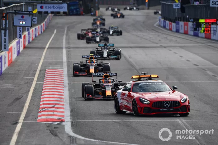El Safety Car delante de Max Verstappen, Red Bull Racing RB16B, Sergio Pérez, Red Bull Racing RB16B, Lewis Hamilton, Mercedes W12 y el resto del pelotón