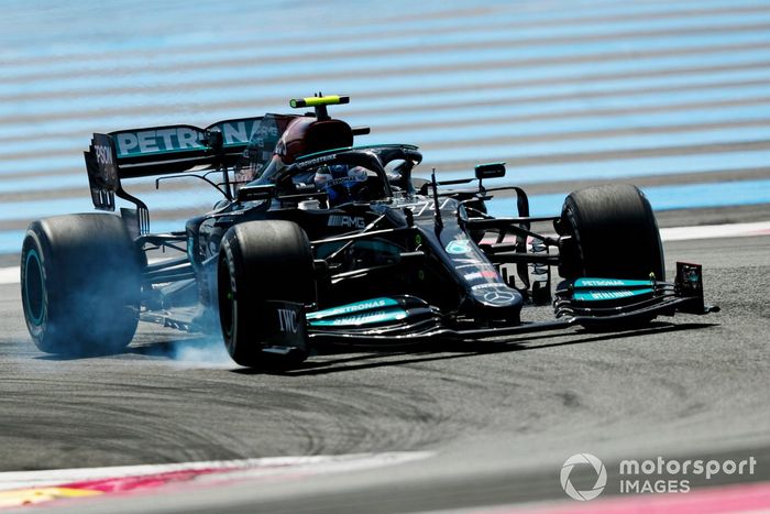 Valtteri Bottas, Mercedes W12, bloquea