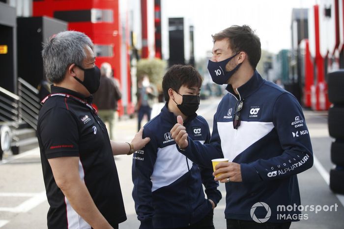 Pierre Gasly, AlphaTauri, Yuki Tsunoda, AlphaTauri, y Masashi Yamamoto, General Manager, Honda Motorsport 