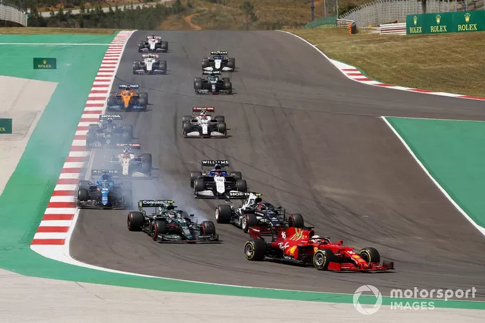 Charles Leclerc, Ferrari SF21, Sebastian Vettel, Aston Martin AMR21, Pierre Gasly, AlphaTauri AT02, Fernando Alonso, Alpine A521, George Russell, Williams FW43B, Kimi Raikkonen, Alfa Romeo Racing C41, al inicio
