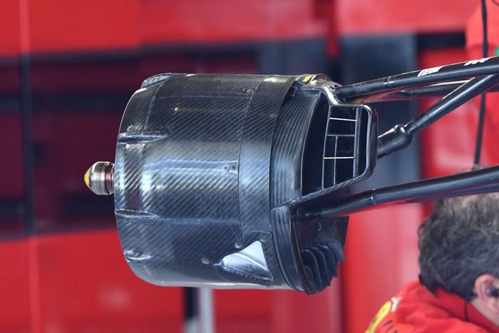Detalle del conducto del freno delantero del Ferrari SF21