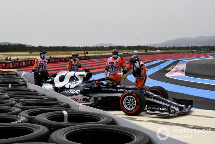 Yuki Tsunoda, AlphaTauri AT02, es asistido por los comisarios de pista tras estrellarse en la Q1