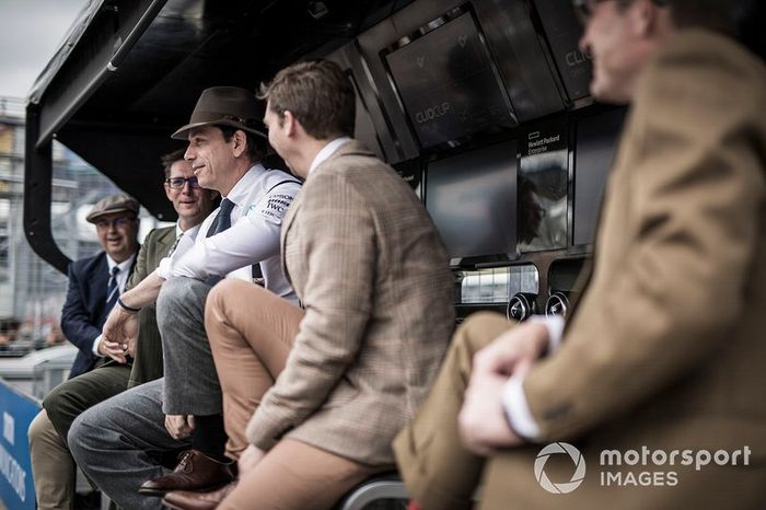 Toto Wolff, Director Ejecutivo (Negocios), Mercedes AMG, y compañeros de equipo de Mercedes en el muro del pit