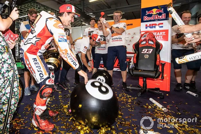 Il Campione del Mondo Marc Marquez, Repsol Honda Team, festeggia con il suo team