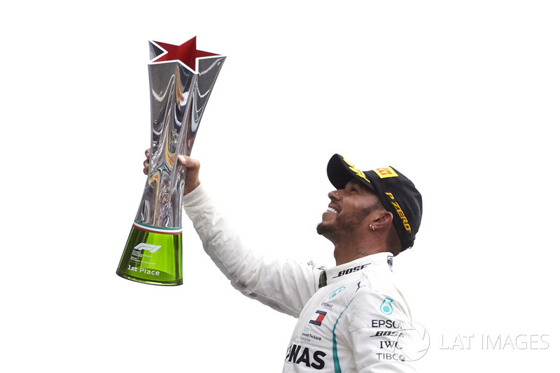 Lewis Hamilton, Mercedes AMG F1, radość na podium z trofeum za zwycięstwo