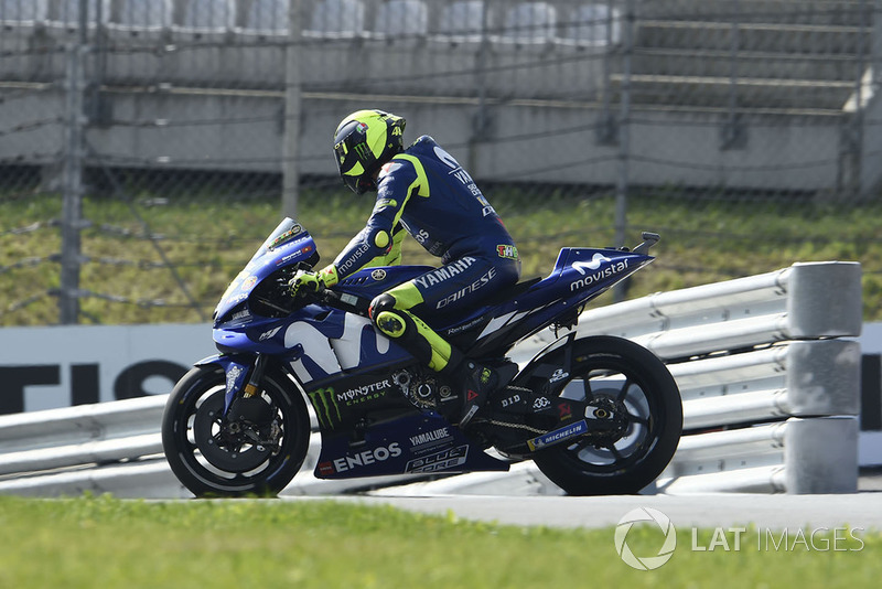 Валентино Россі, Yamaha Factory Racing, повертається до боксів після відмови мотоцикла на початку першої практики