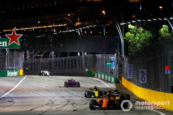 Fernando Alonso, McLaren MCL33, Carlos Sainz Jr., Renault Sport F1 Team R.S. 18, y Nico Hulkenberg, Renault Sport F1 Team R.S. 18