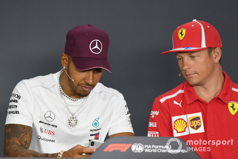 Lewis Hamilton, Mercedes AMG F1 e Kimi Raikkonen, Ferrari, nella conferenza stampa